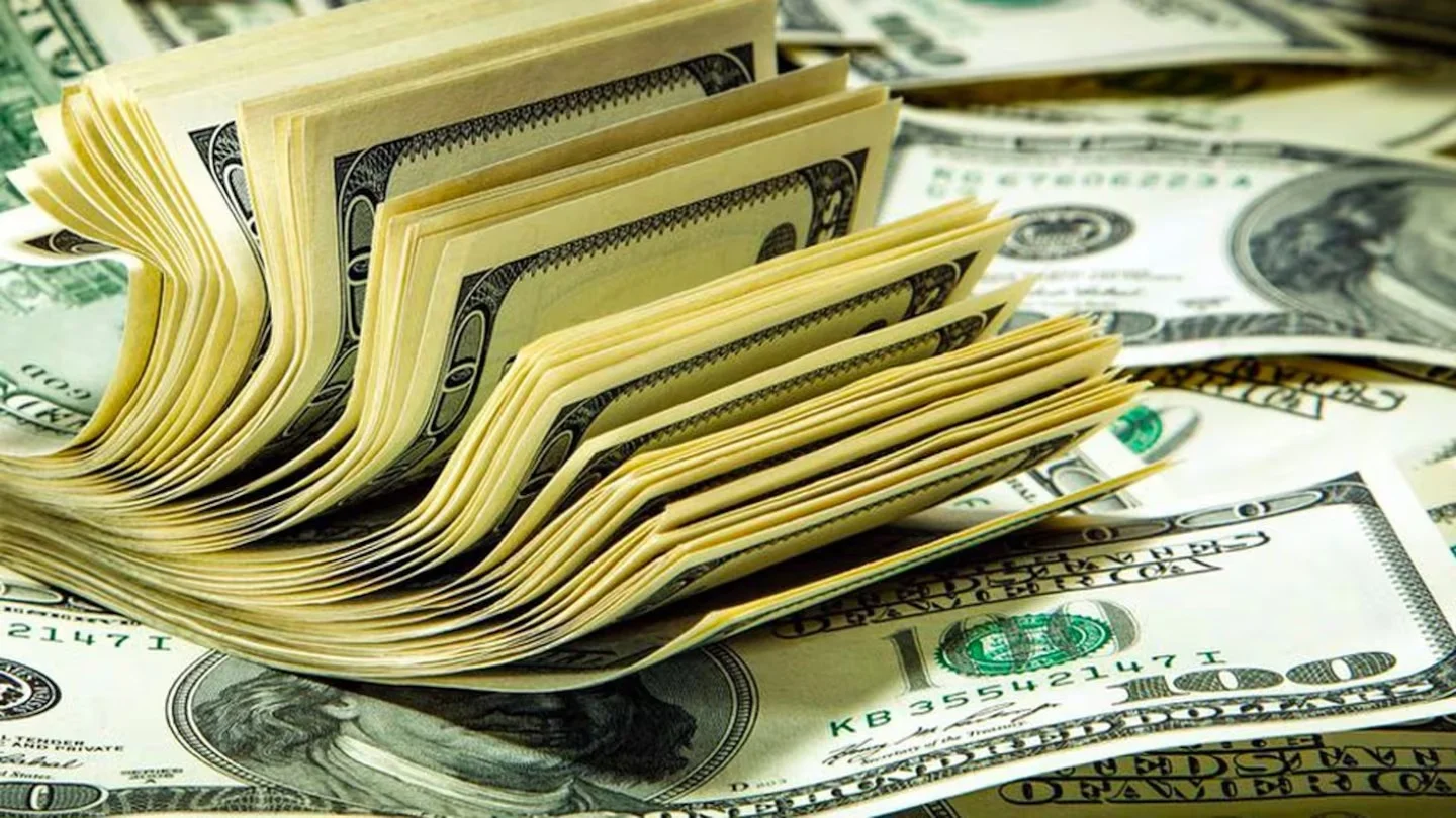 El dólar oficial subió $10 y cerró a $1.390 tras tocar mínimo de seis meses