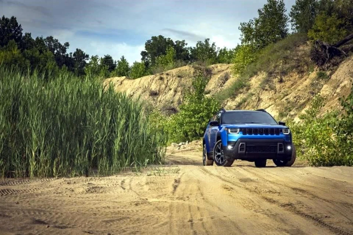 Jeep presenta su primer vehículo híbrido fabricado en México